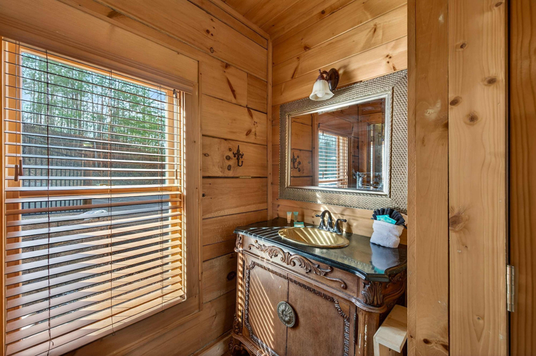 Room 4, Black Bear Escape Mtn Views Hot Tub Game Room, Sevier