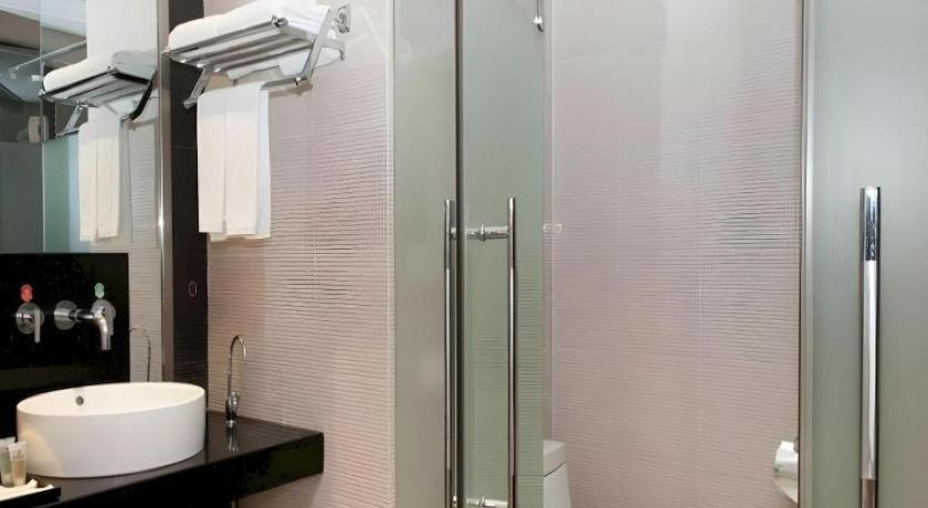 Bathroom 4, Haikou Wuzhishan International Hotel, Haikou