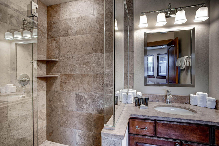 Bathroom 3, Mall 1424, Summit