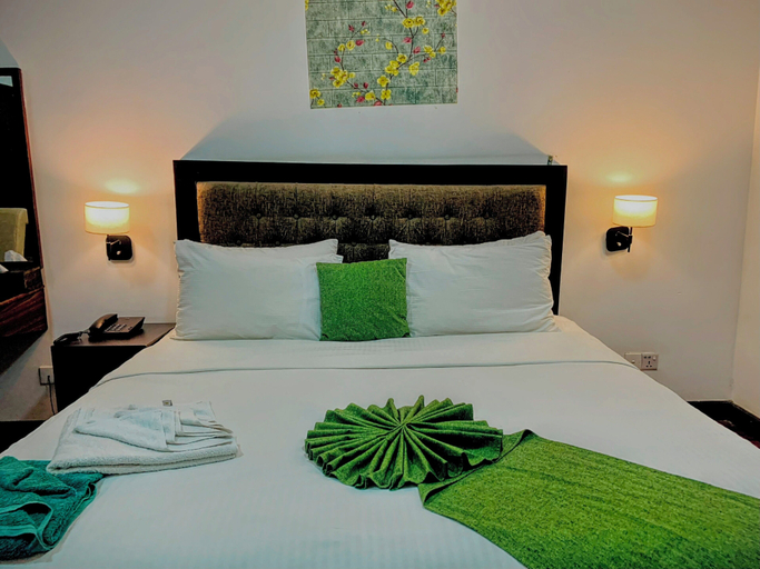 Bedroom 4, Pearl Royal Hotel, Thimbirigasyaya