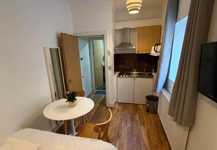 Room 2, Cozy Self Contained Studio Flat, London