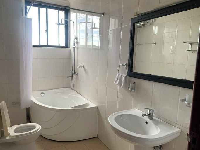 Bathroom 3, The Golden Pigeon Hotel & Spa, Nyamagana