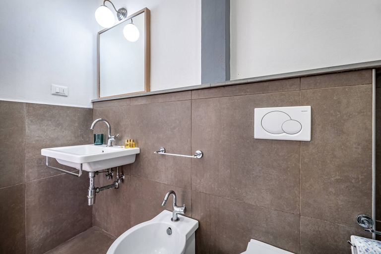 Bathroom 2, Proconsolo A, Florence