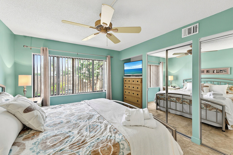 Room 4, 1st floor walk to restaurants and beach, Sarasota