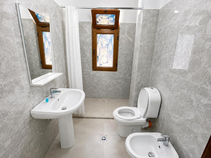 Bathroom 4, Hotel Mjeshtri, Lezhës