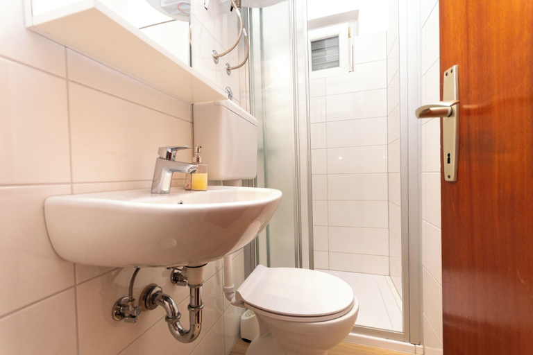 Bathroom 3, Apartments Jadranka sea View, Novalja