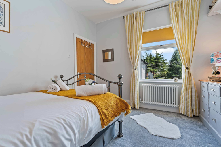 Room 5, Charming 2-bed Home Away From Home in Nantwich, Cheshire East