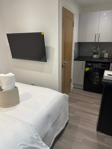 Room 5, Studio Sleeps 2 With Parking, Thurrock