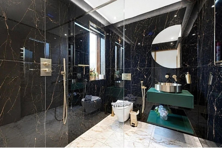 Bathroom 4, Luxury Home - Sleeps 10 - Patio - Views, Moray
