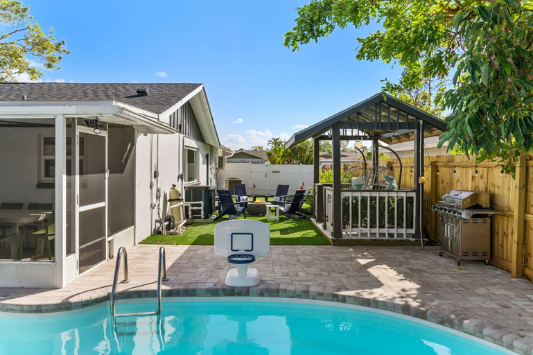 Room 3, 4 Br Haven Pool Hot Tub Arcade Fire Pit Putt Putt, Pinellas