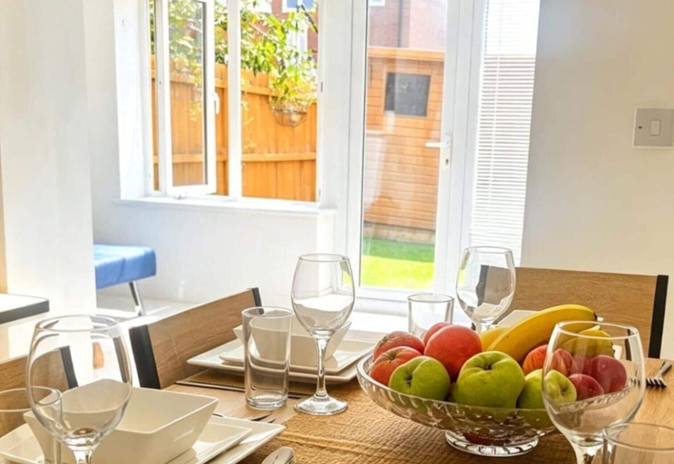 Dining, House - Sleeps 6 - Parking, Telford and Wrekin