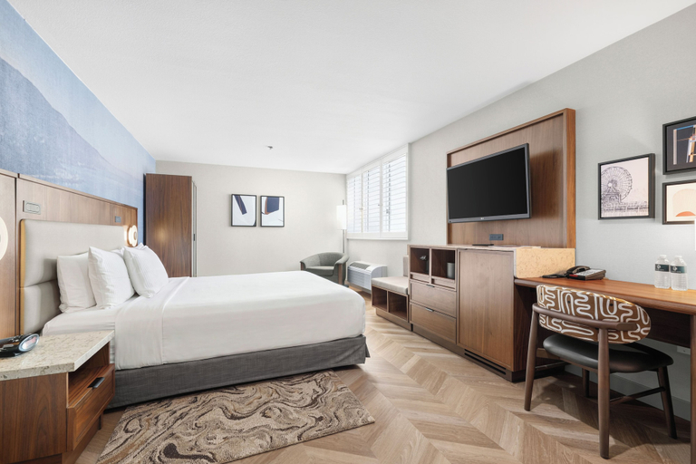 Bedroom 3, Gateway Hotel Santa Monica, Los Angeles