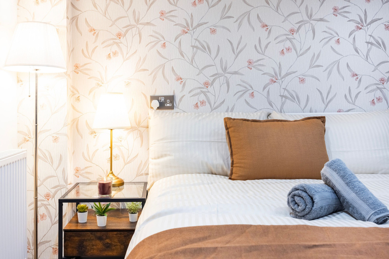 Room 5, 3 Bedroom Apartment by River Thames, London