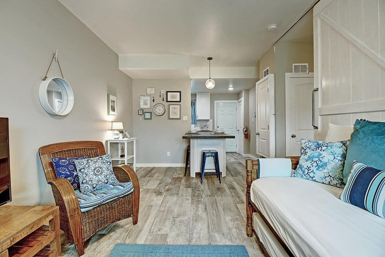 Room 4, Isle Getaway Boardwalk to Beach Community Pool, Nueces