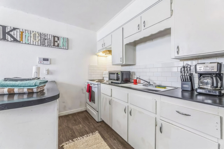 Private kitchen 4, Coffield, Bell