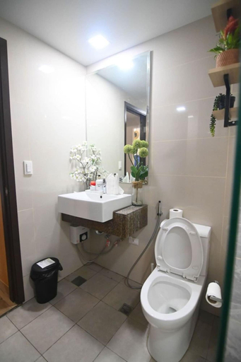 Bathroom 3, Kuya Awens Staycation Unit 15K, Parañaque
