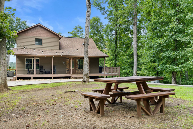 Room 5, Valley Retreat Sleeps 10 Hot Tub Fire Pit, Fannin