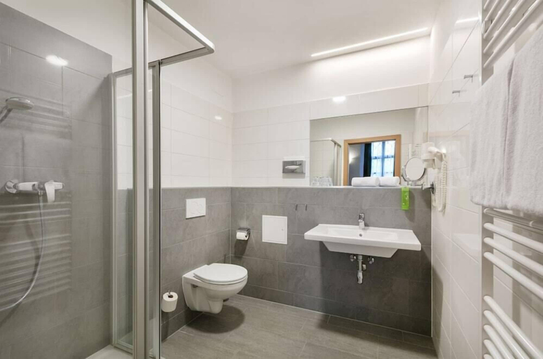 Bathroom 3, JUFA Hotel Schloss Röthelstein, Liezen