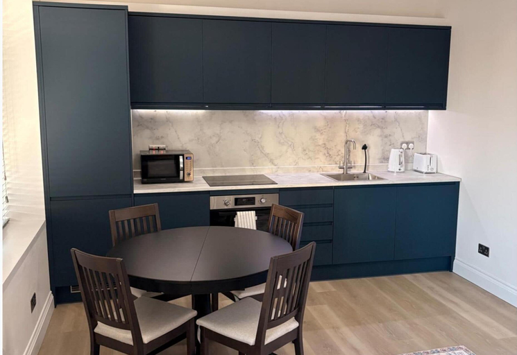 Private kitchen 4, 4-bedrooms Flat Walk To Wembley Stadium, London