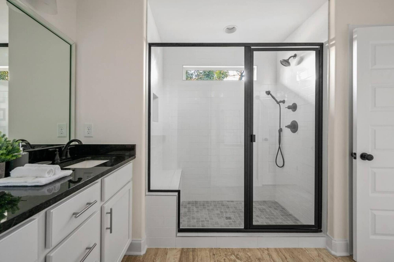 Room 4, 1 King 2 Queens Garage Yard Washer Dryer, Davidson