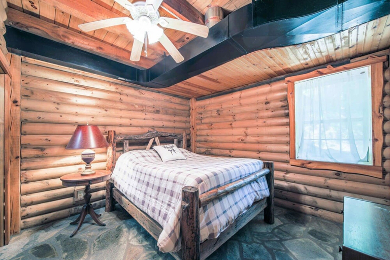 Room 4, 2 Cabins on Private Pond Sleeps 30 Sauna Hot Tub, Madison