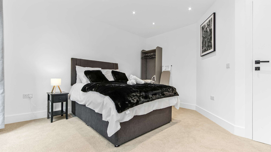 Room 4, Modern 1 Bedroom Stay Balcony East Croydon, London