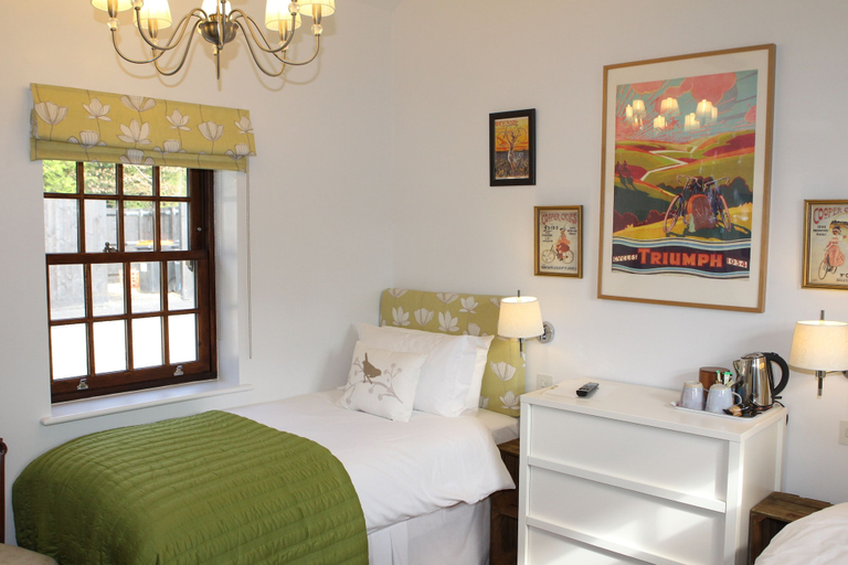 Bedroom 2, The Compasses Inn, Essex