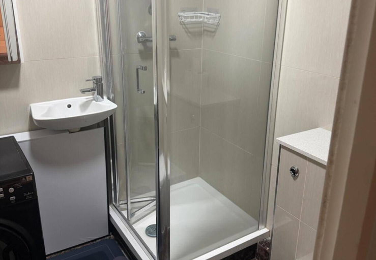 Bathroom 5, Cozy Self Contained Studio Flat, London