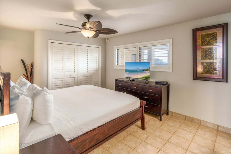 Room 3, Kihei Beach 606 - Direct Ocean Front, Breathtaking Top Floor Views, Central AC!, Maui