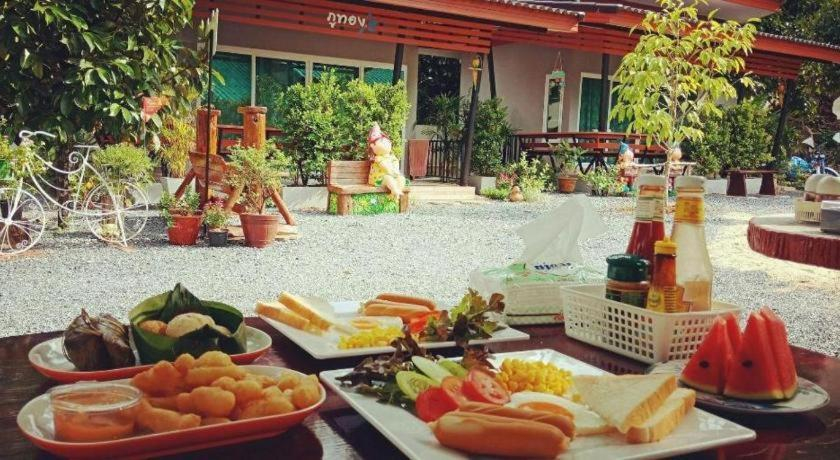 Food & Drinks, Baan Bhuriwat Kiriwong, Lan Saka