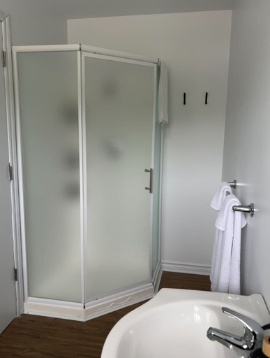 Bathroom 4, Hotel Le Riviera, Matawinie