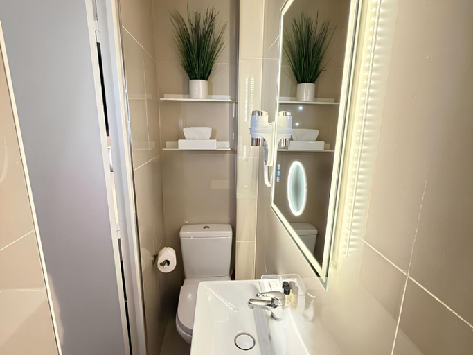 Bathroom 3, Hotel La Sanguine, Paris
