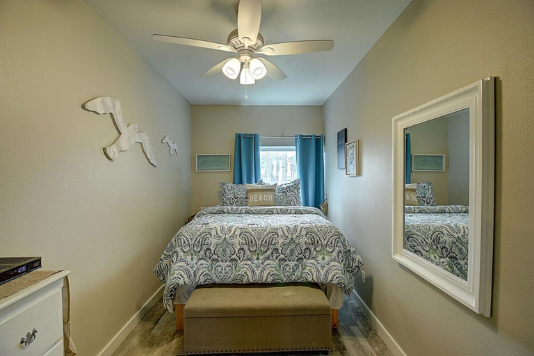 Room 3, Isle Getaway Boardwalk to Beach Community Pool, Nueces