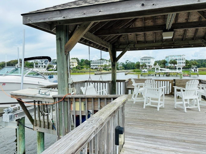 Outdoor dining 2, Gray Goose 5 Bedroom Home by RedAwning, Brunswick