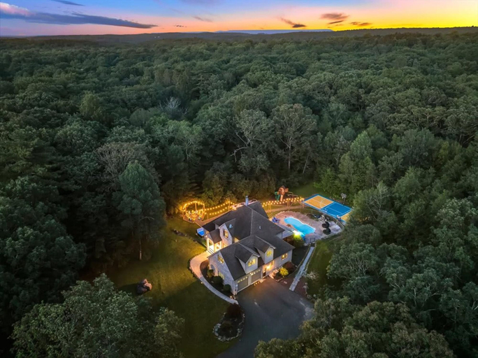 Room 4, Sleeps 14 Pool Hot Tub Sauna Pickleball Arcade, Monroe