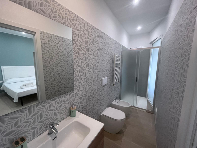 Bathroom 5, CRISPI 14 HOLIDAY ROOMS, Taranto