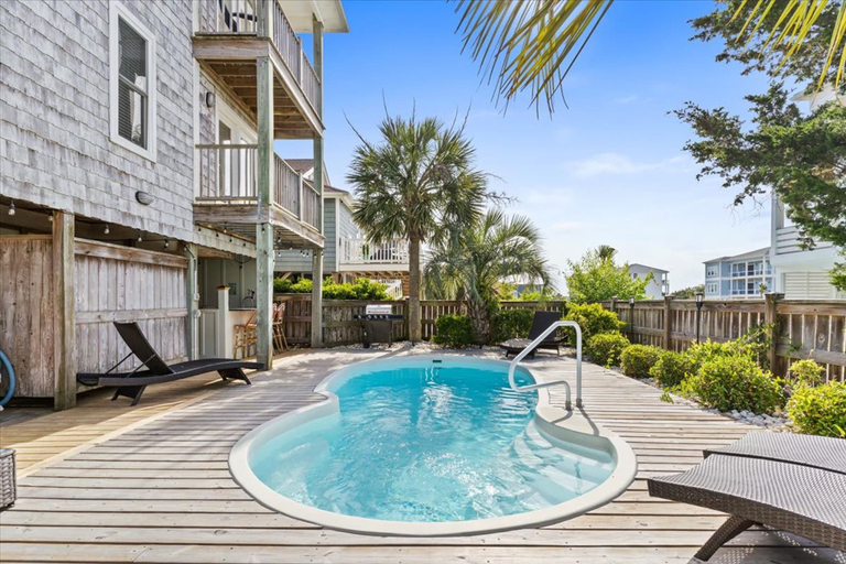 Room 4, Ocean Views I Sleeps 12 I Walk to Beach I Pool, Brunswick