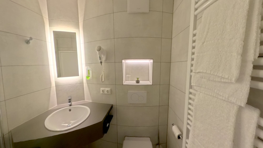 Bathroom 5, LoC - Hotel Kannenkeller Smart Stay, Dillingen an der Donau