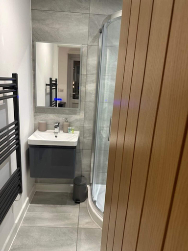 Bathroom 2, Studio Sleeps 2 With Parking, Thurrock