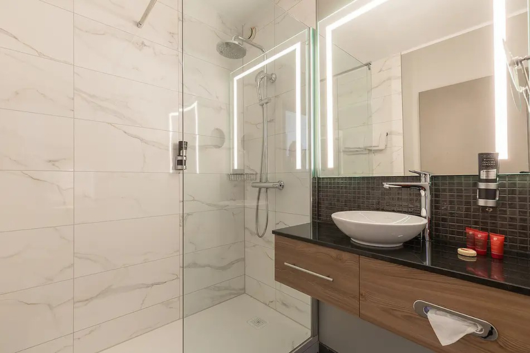 Bathroom 4, Leonardo Hotel Antwerpen, Antwerpen