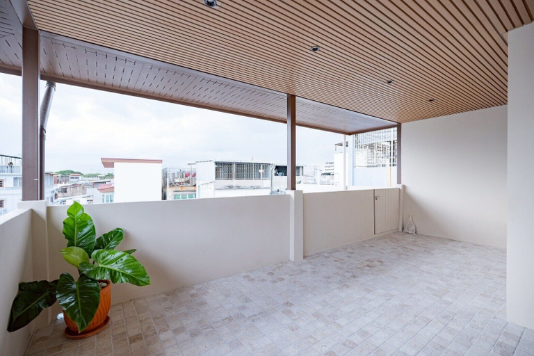 Property grounds, Charoen One, Phra Nakhon