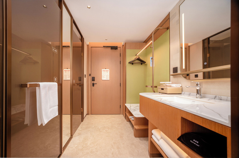 Bathroom 2, Hilton Garden Inn Chengdu Tianfu Square Center, Chengdu