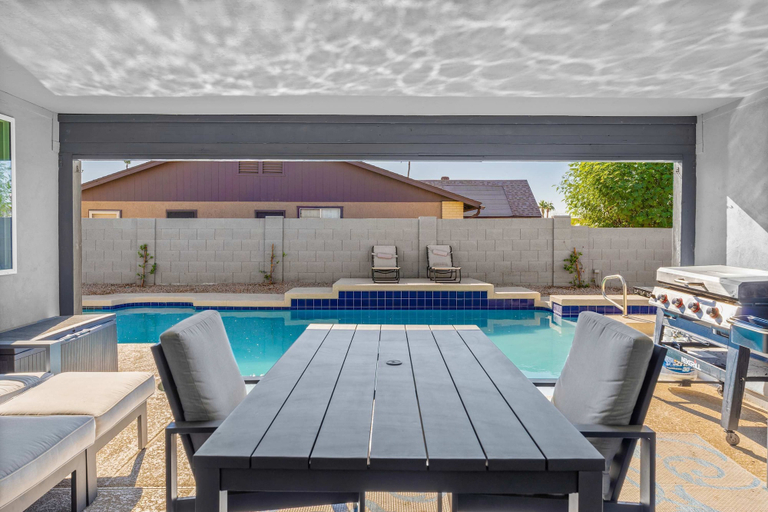 Room 2, Poolside Patio Close to Westgate Dog Friendly, Maricopa