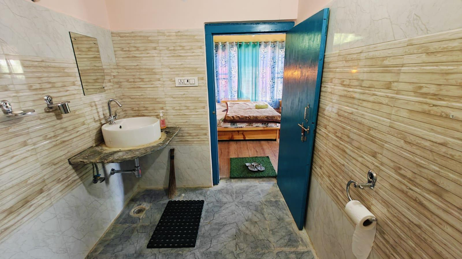 Bathroom 3, Zenoaks Homestay, Bageshwar