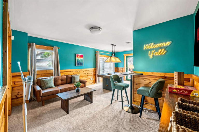 Room 5, Luxe Mountain Escape - Fire Pit - Hot Tub - Sauna, Sevier