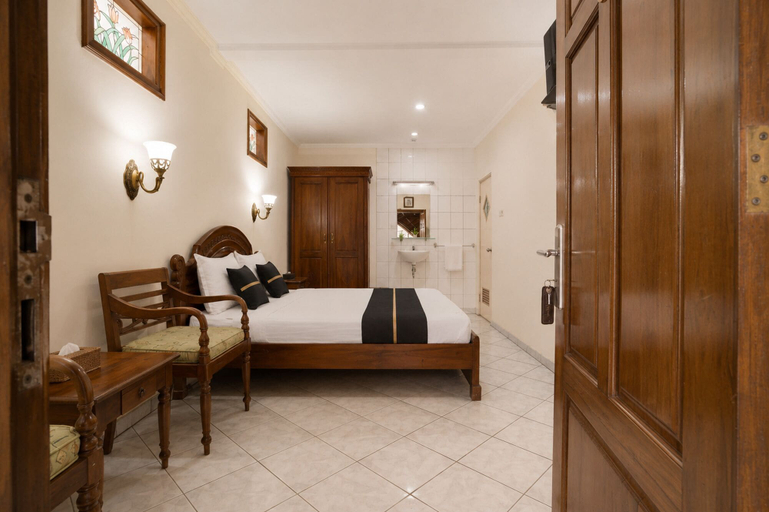 Room 4, Hotel O near City of Tomorrow Mall, Sidoarjo