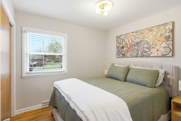 Room 4, Modern Home Sleeps 6 Near Downtown Mizzou, Boone