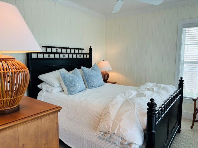 Room 5, Gray Goose 5 Bedroom Home by RedAwning, Brunswick