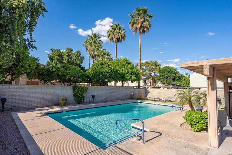 Room 3, The Haven Private 3BR Pools Courts Firepit, Maricopa