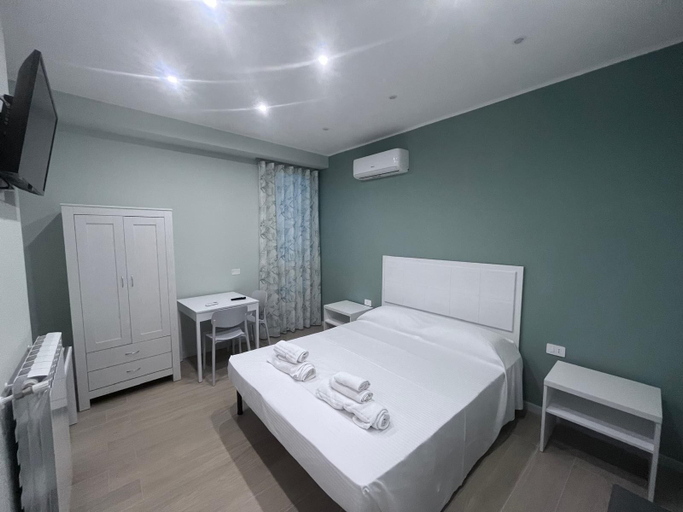 Room 4, CRISPI 14 HOLIDAY ROOMS, Taranto